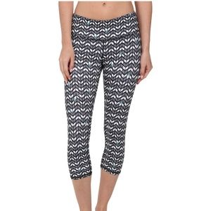 Alo Airbrush Capri Arrow print